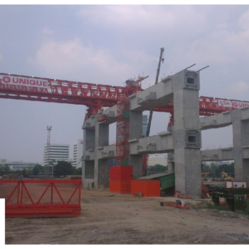 Hydraulic Equipment Hoisting Operations at Construction Sites in Thailand1